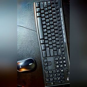Logitech MK270 Wireless keyboard and Mouse black and gray.